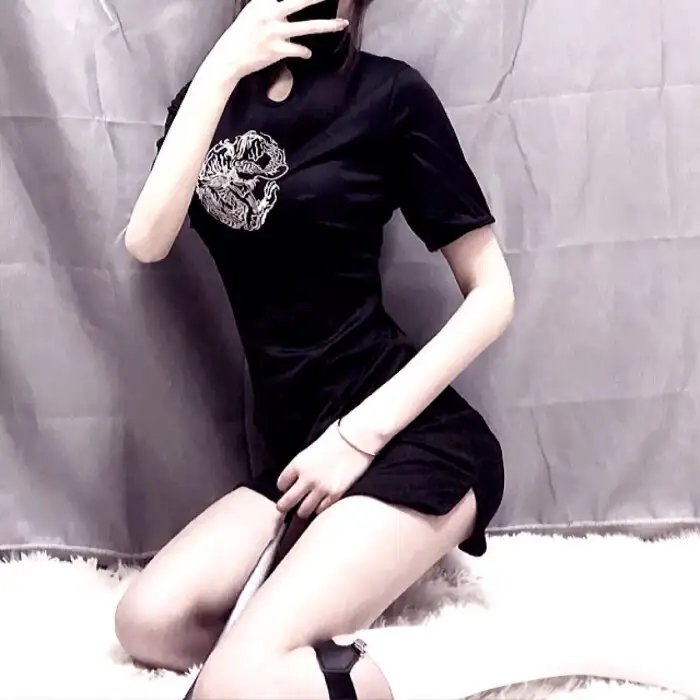 落在她身边